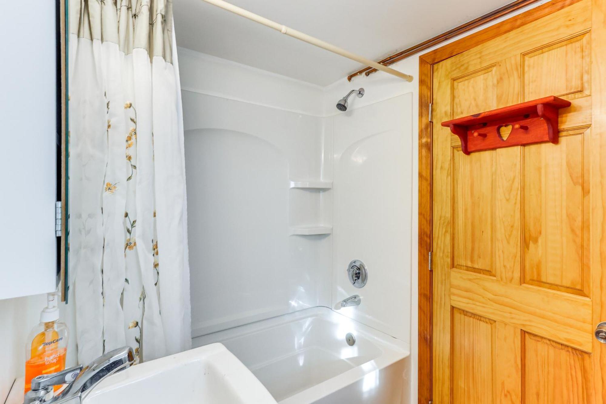 Charming Cottage, Steps To Private Beach! *