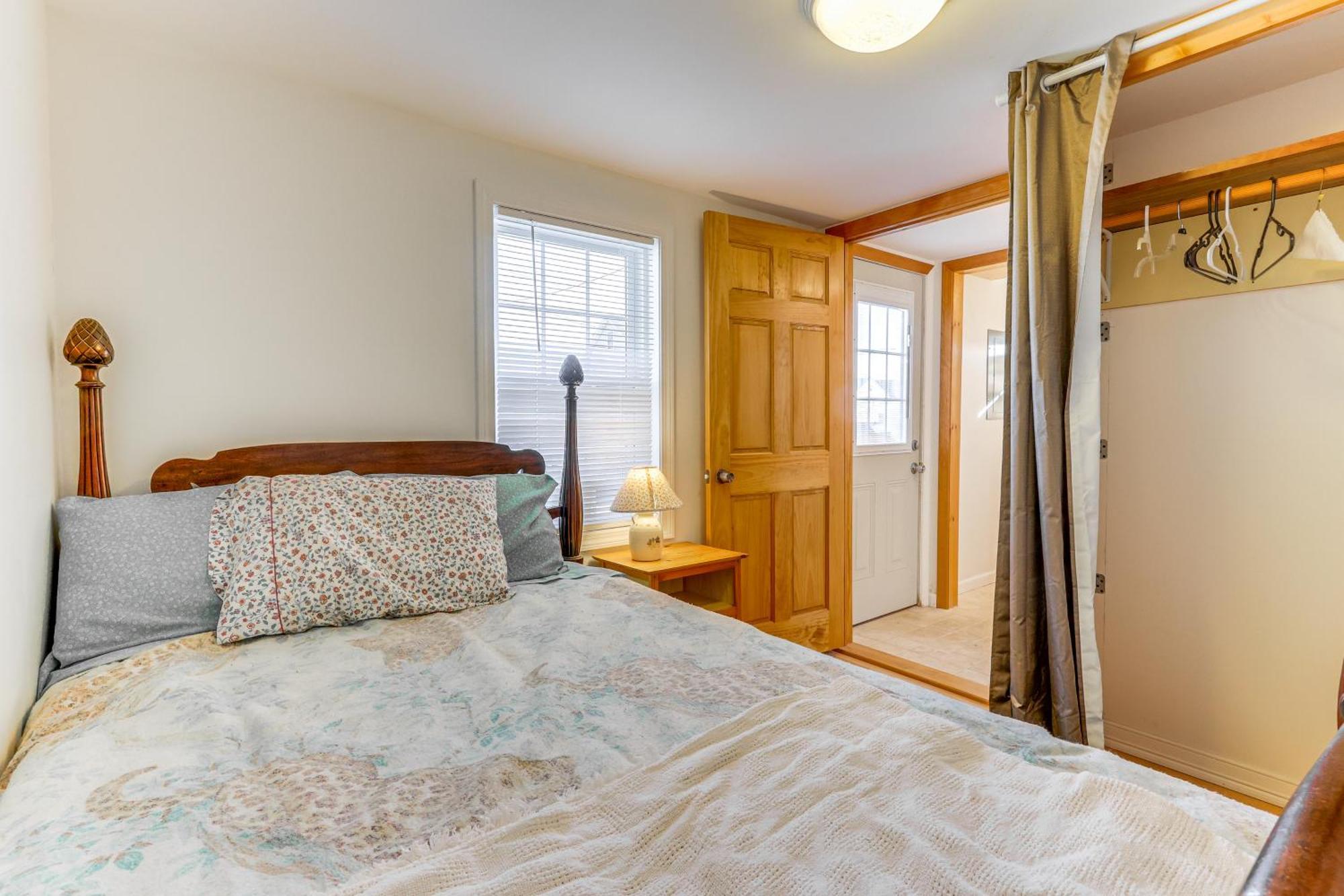 Holiday home Charming Cottage, Steps To Private Beach! *