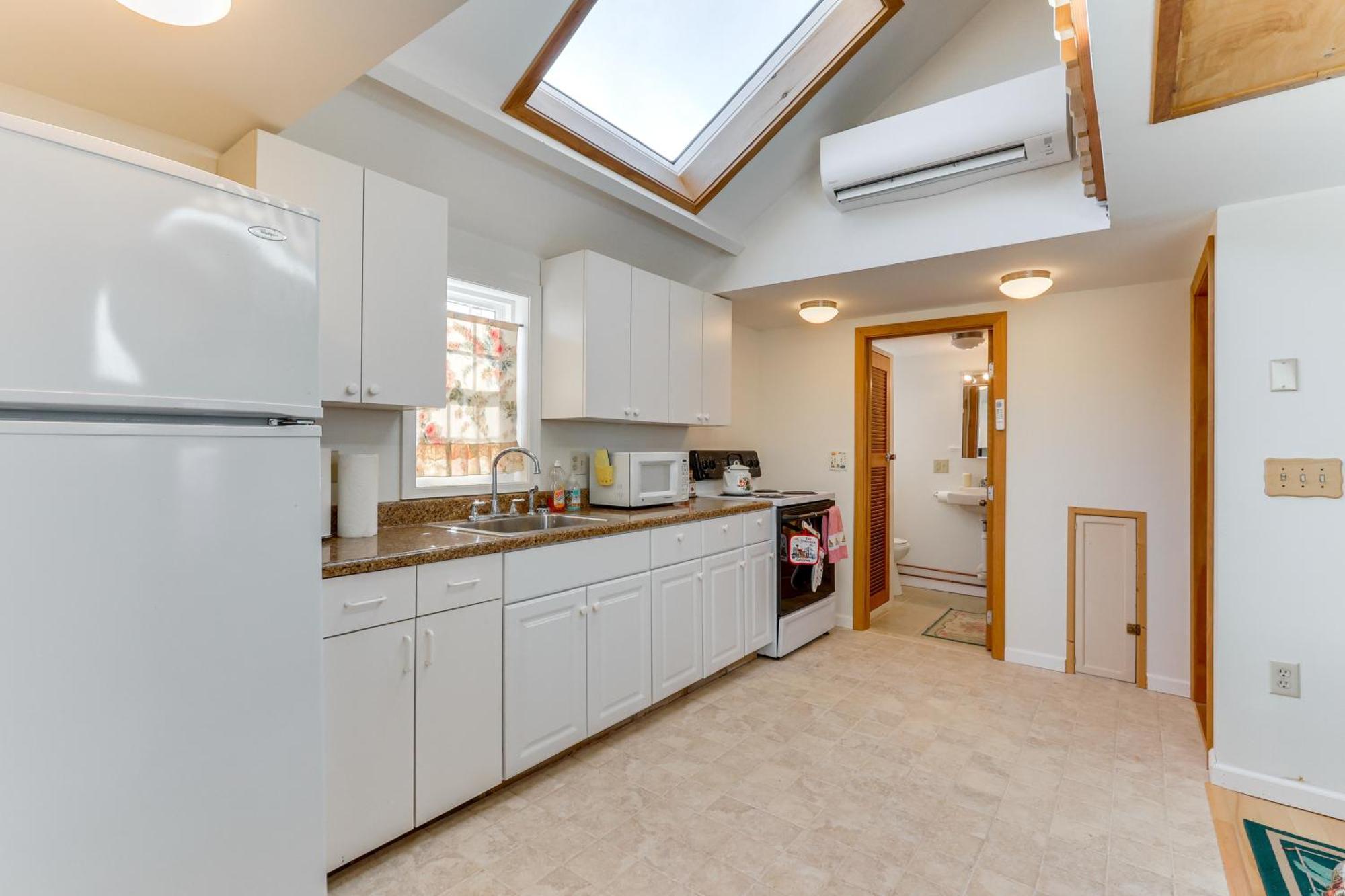 Holiday home Charming Cottage, Steps To Private Beach! *