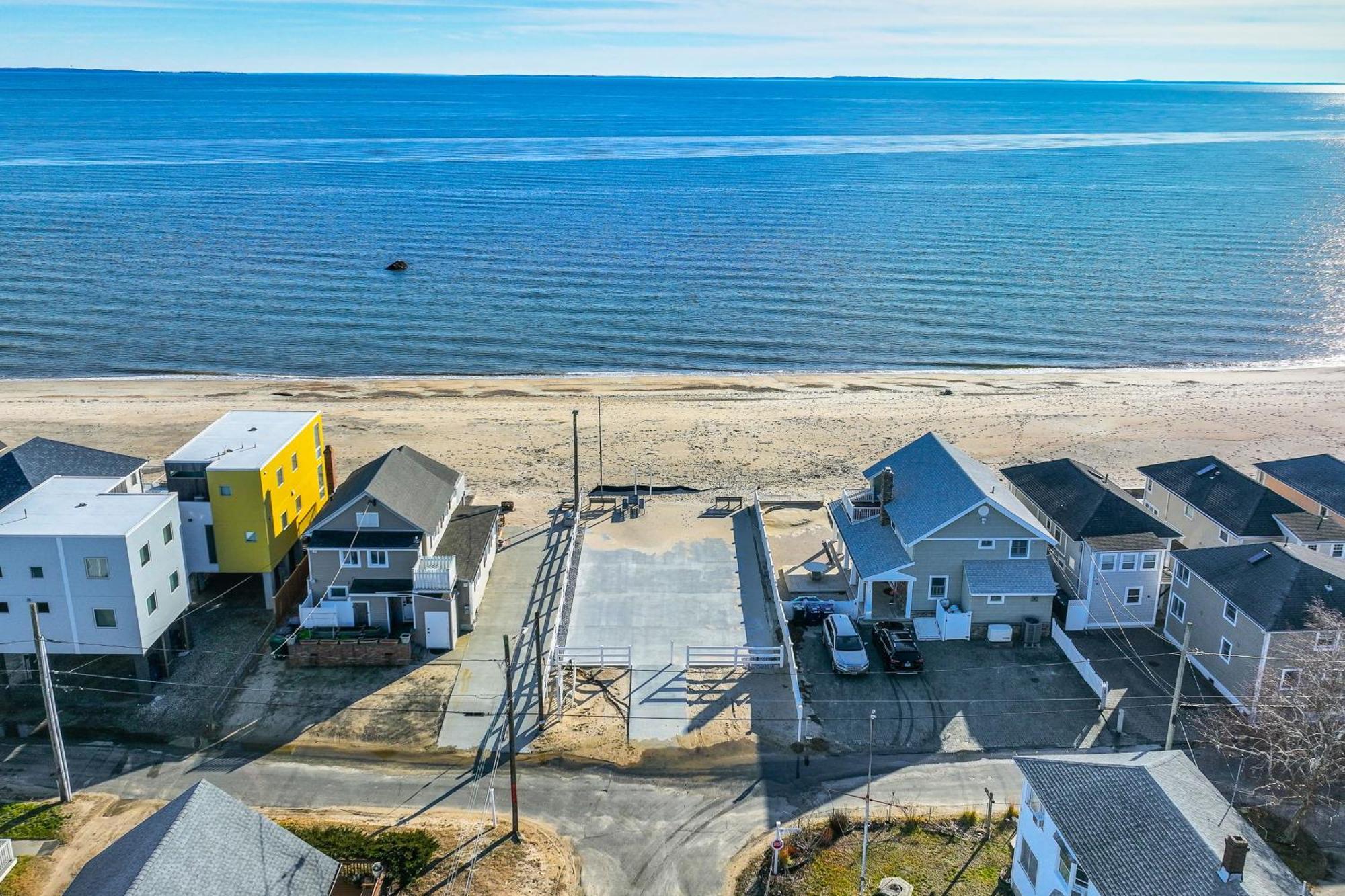 Charming Cottage, Steps To Private Beach!